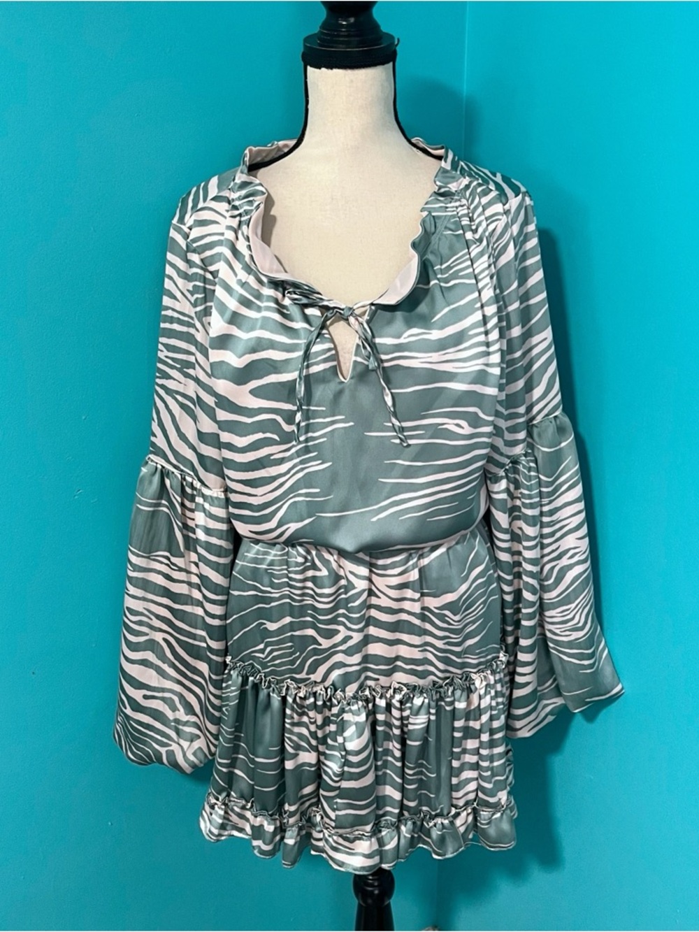 NWT Ariella M Green Pink Zebra Print Long Sleeve Silky Ruffle Dress